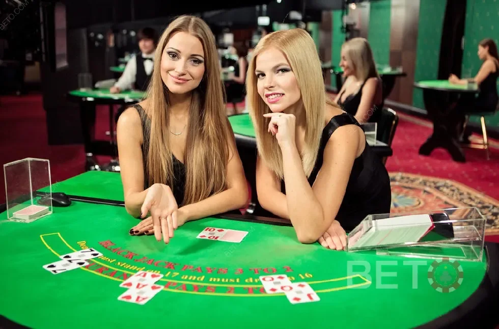 Dealer memandu permainan pada meja kasino live